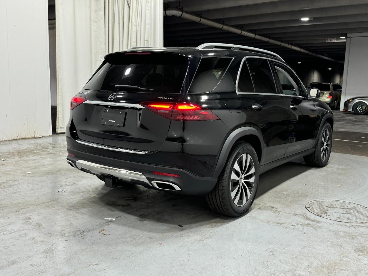 Mercedes-Benz GLE Vehicle Full-screen Gallery Image 4