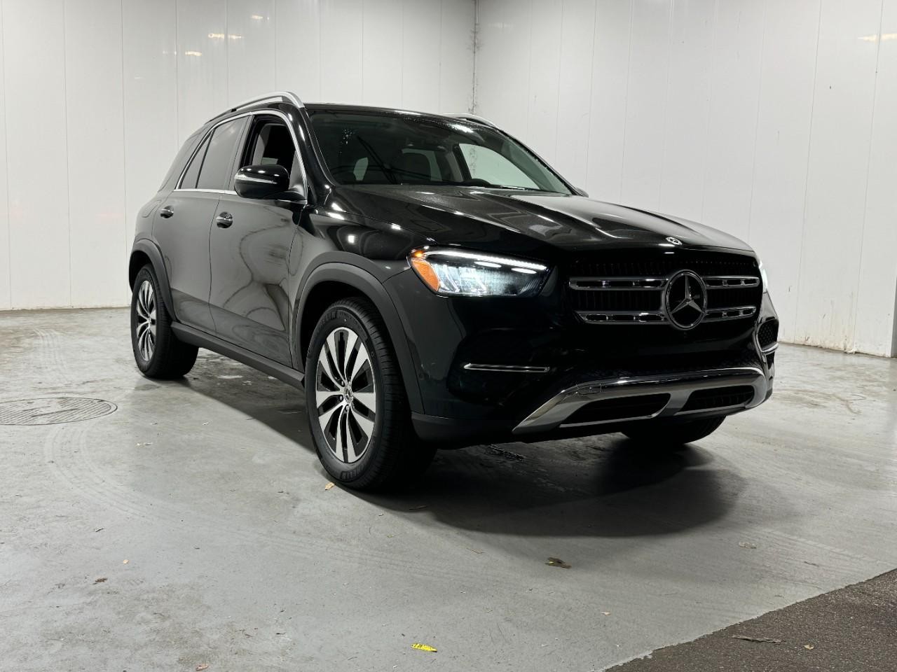 Mercedes-Benz GLE Vehicle Full-screen Gallery Image 6