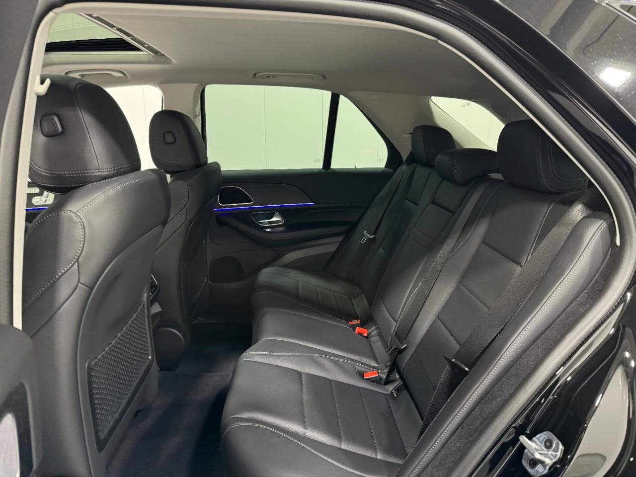 Mercedes-Benz GLE Vehicle Full-screen Gallery Image 8