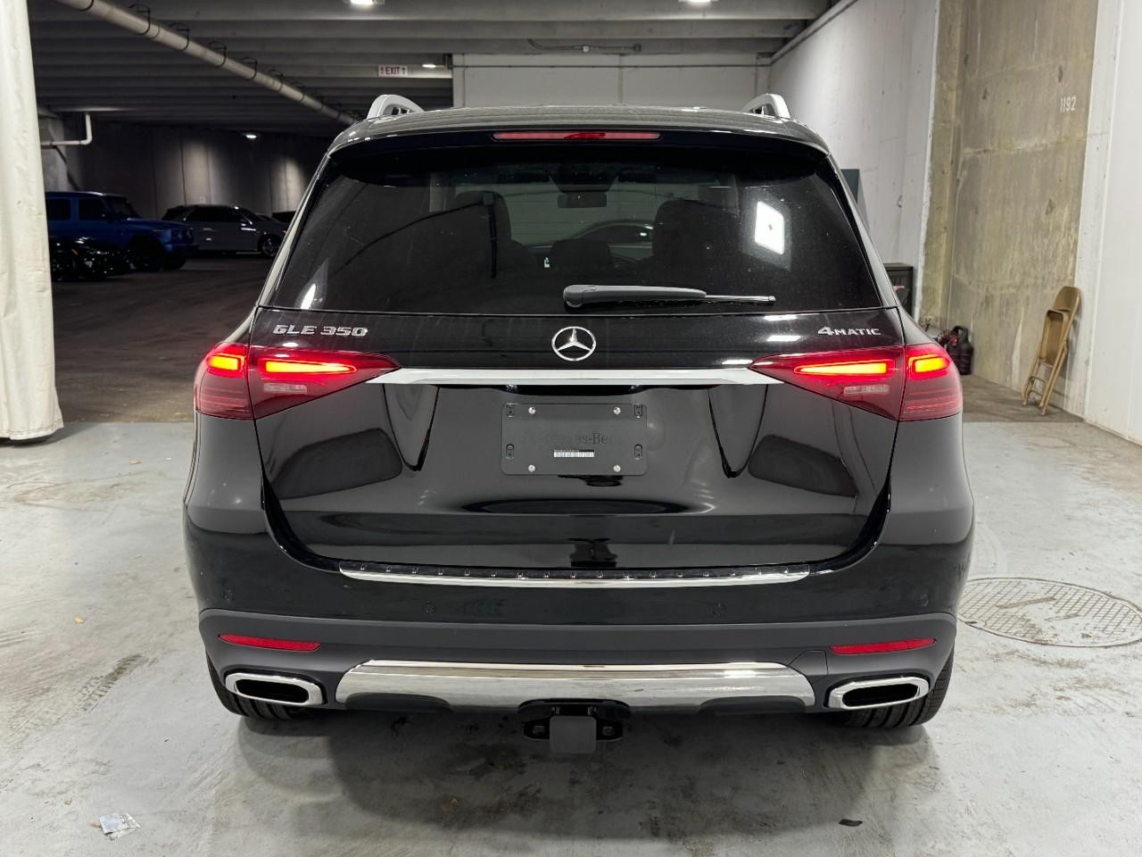 Mercedes-Benz GLE Vehicle Full-screen Gallery Image 9