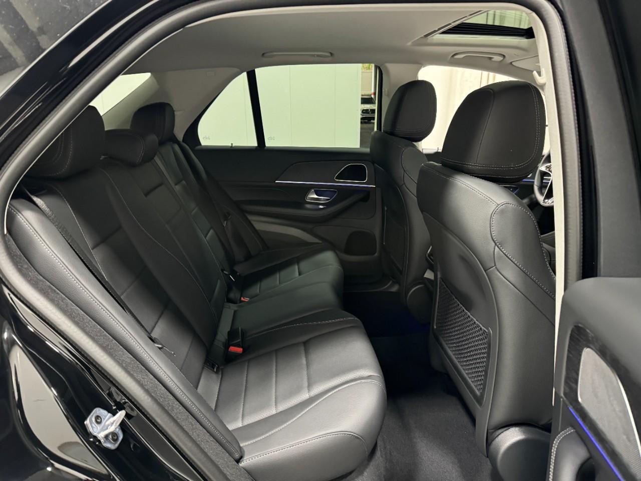 Mercedes-Benz GLE Vehicle Full-screen Gallery Image 10