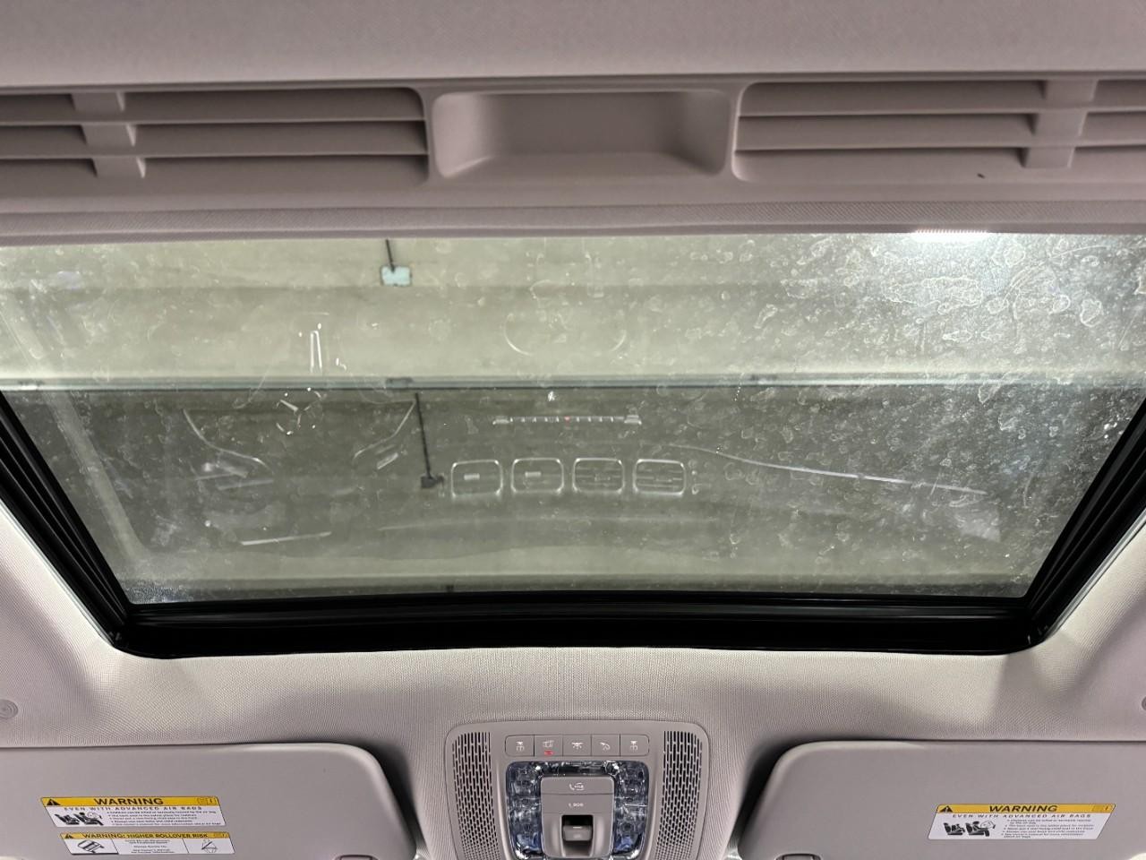 Mercedes-Benz GLE Vehicle Full-screen Gallery Image 11