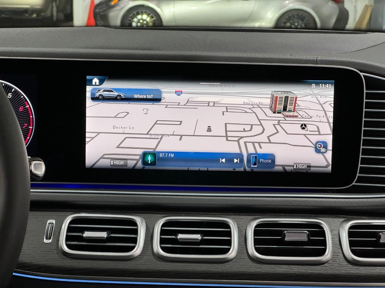 Mercedes-Benz GLE Vehicle Full-screen Gallery Image 14