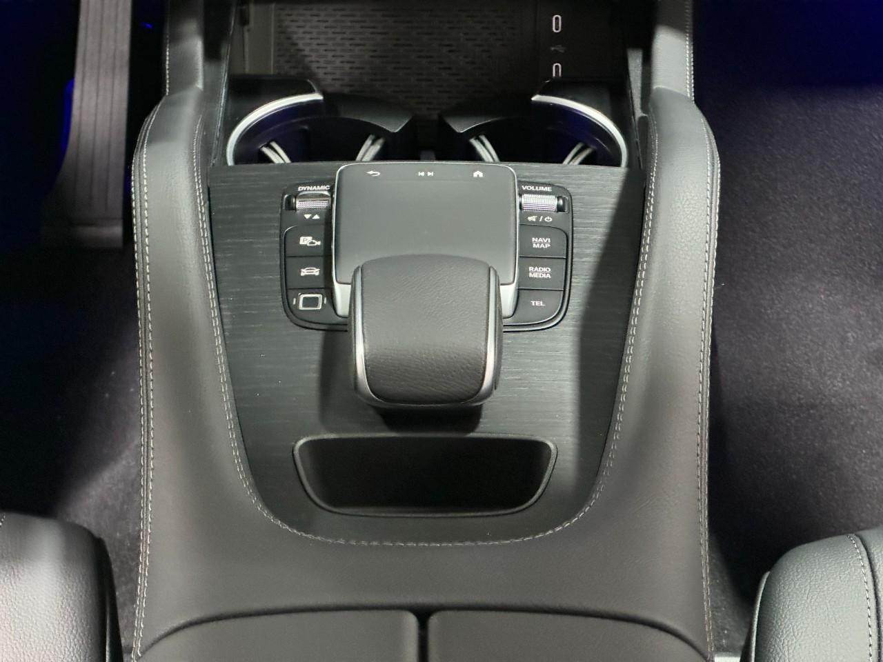 Mercedes-Benz GLE Vehicle Full-screen Gallery Image 16