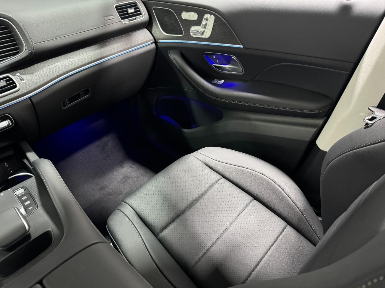 Mercedes-Benz GLE Vehicle Full-screen Gallery Image 17