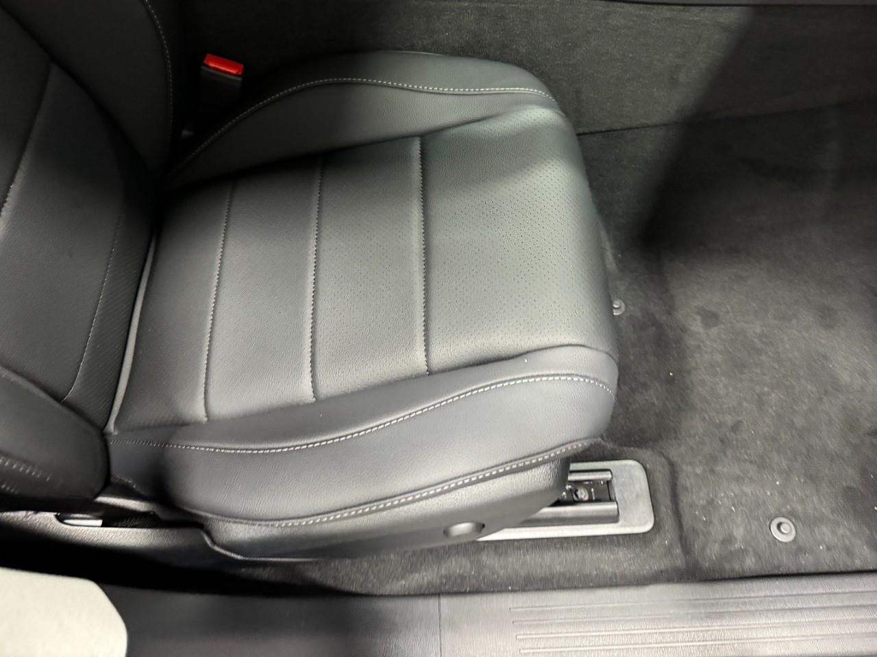 Mercedes-Benz GLE Vehicle Full-screen Gallery Image 19