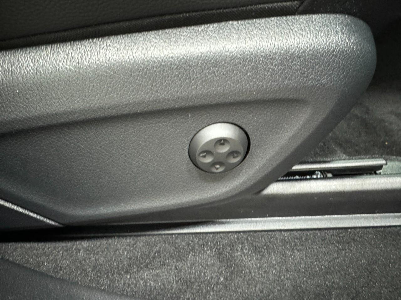 Mercedes-Benz GLE Vehicle Full-screen Gallery Image 20