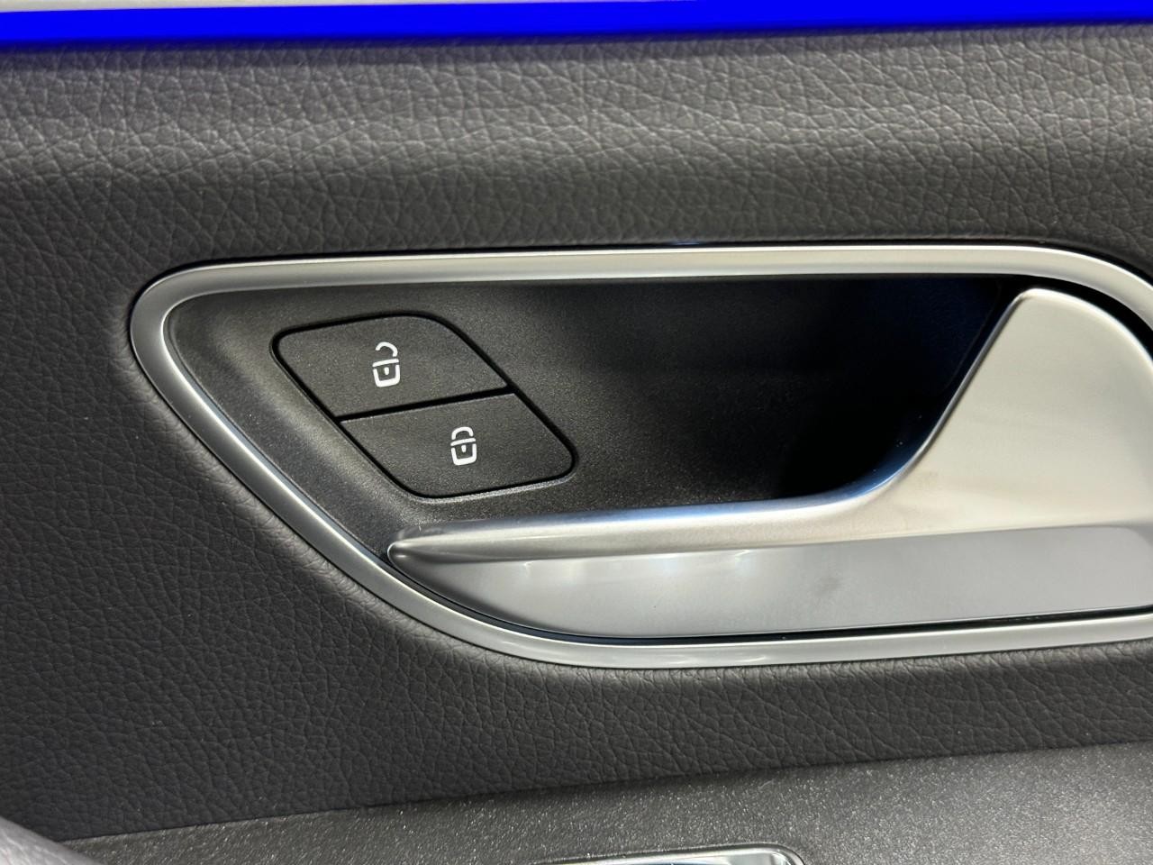 Mercedes-Benz GLE Vehicle Full-screen Gallery Image 22