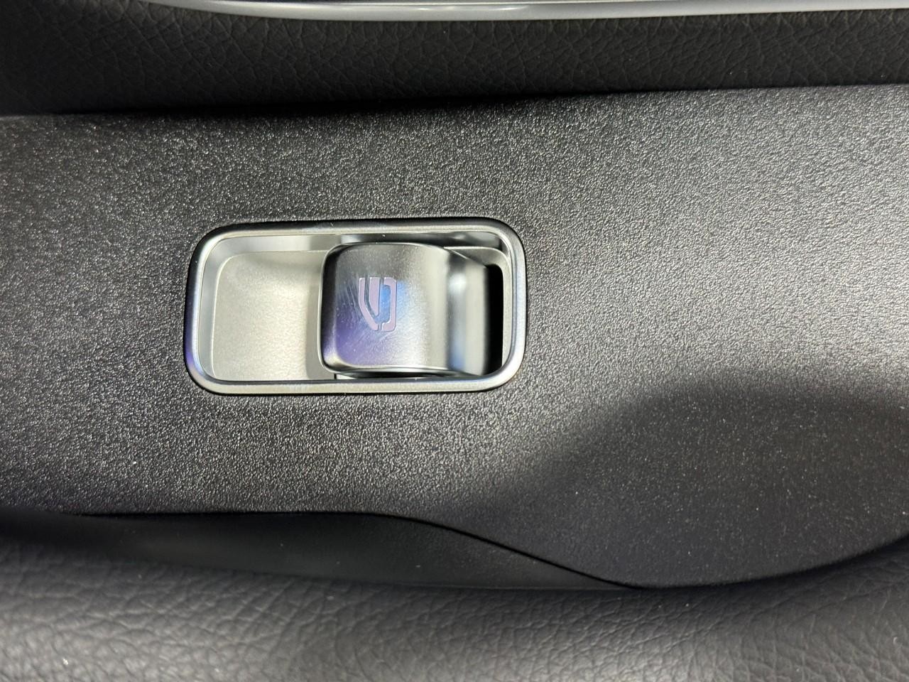 Mercedes-Benz GLE Vehicle Full-screen Gallery Image 23