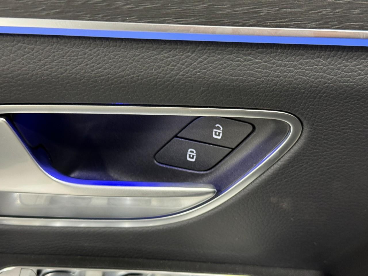 Mercedes-Benz GLE Vehicle Full-screen Gallery Image 25