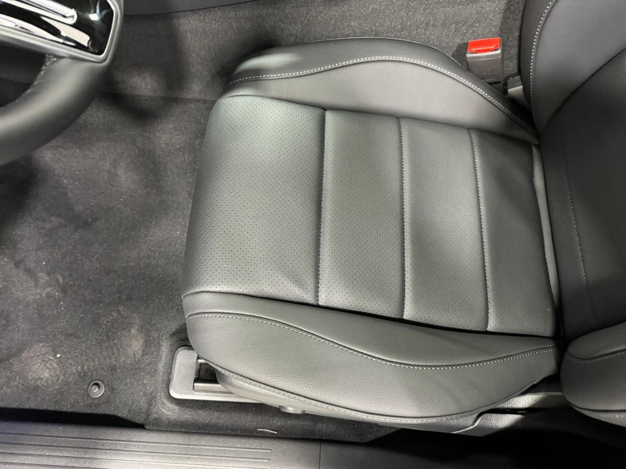 Mercedes-Benz GLE Vehicle Full-screen Gallery Image 29