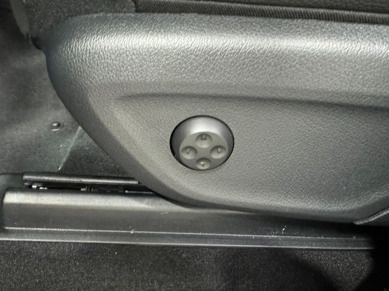 Mercedes-Benz GLE Vehicle Full-screen Gallery Image 30