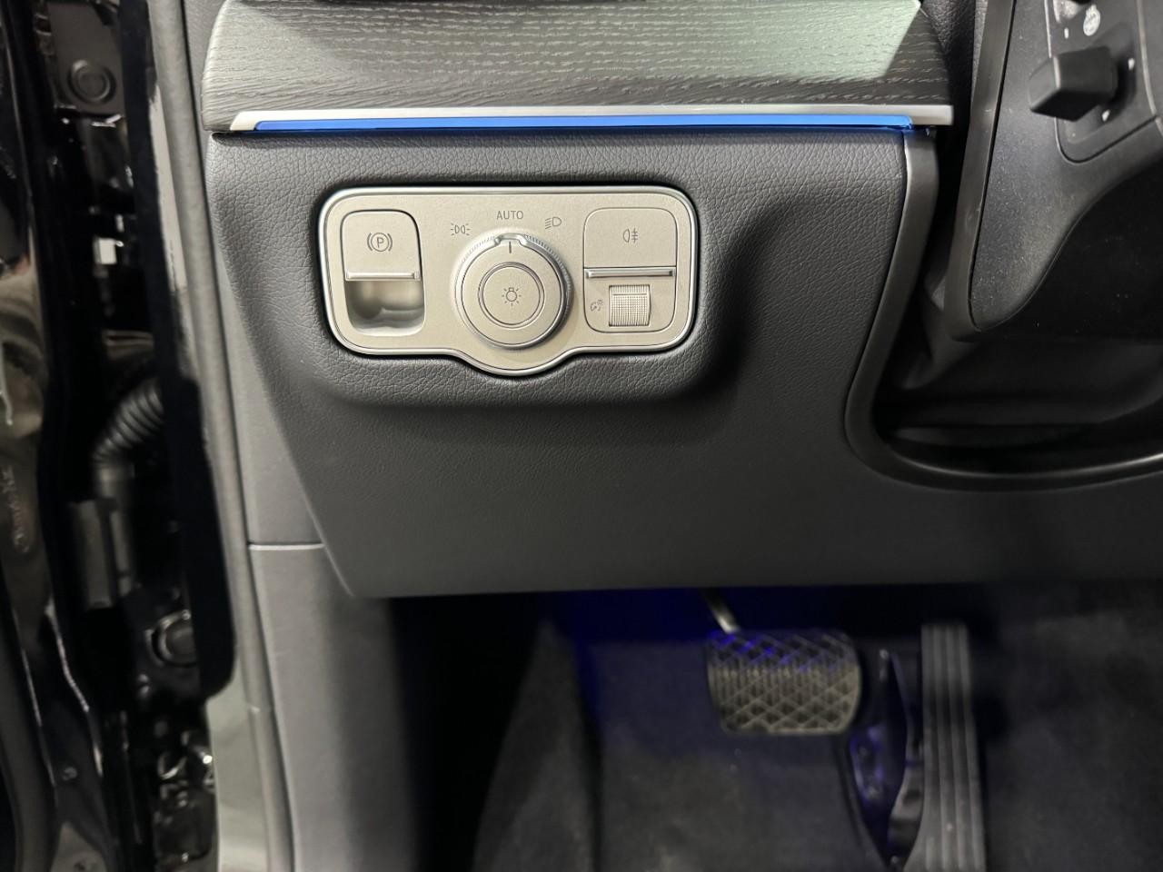 Mercedes-Benz GLE Vehicle Full-screen Gallery Image 31