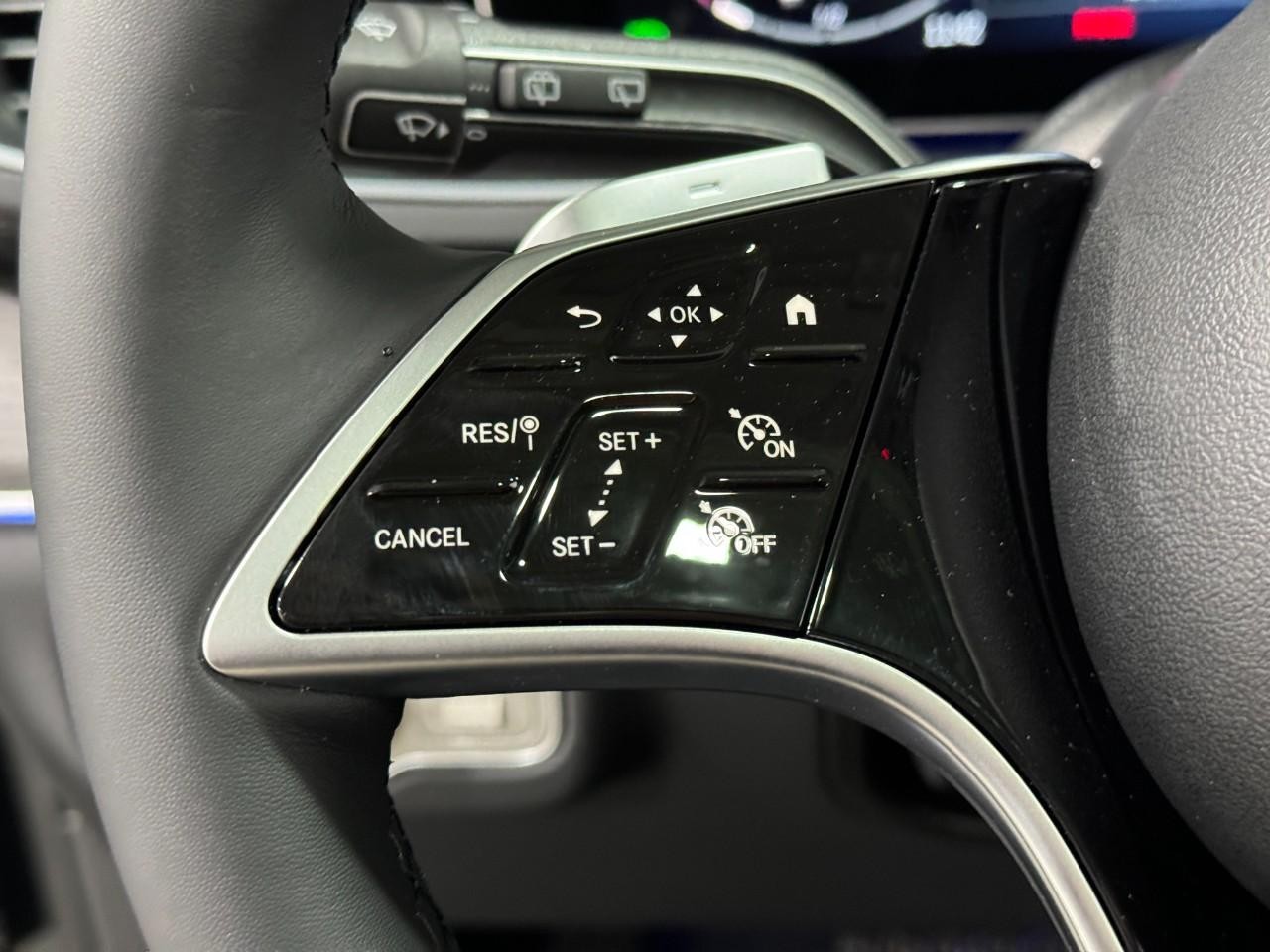 Mercedes-Benz GLE Vehicle Full-screen Gallery Image 32