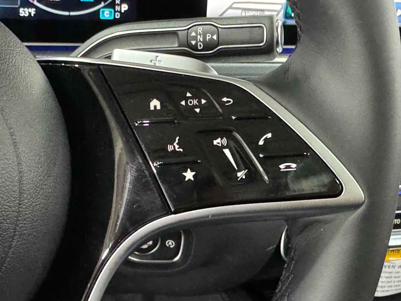 Mercedes-Benz GLE Vehicle Full-screen Gallery Image 33