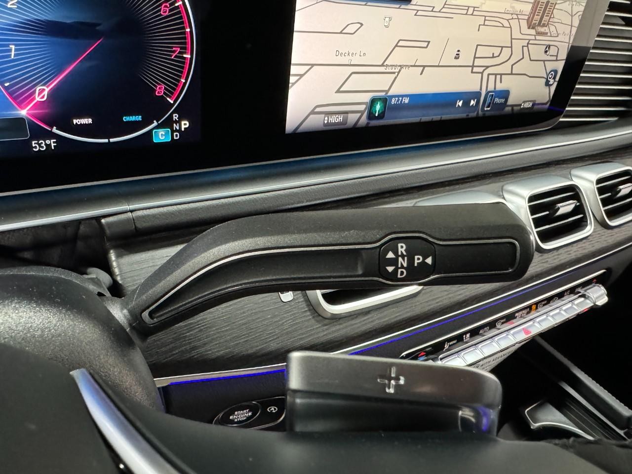 Mercedes-Benz GLE Vehicle Full-screen Gallery Image 35