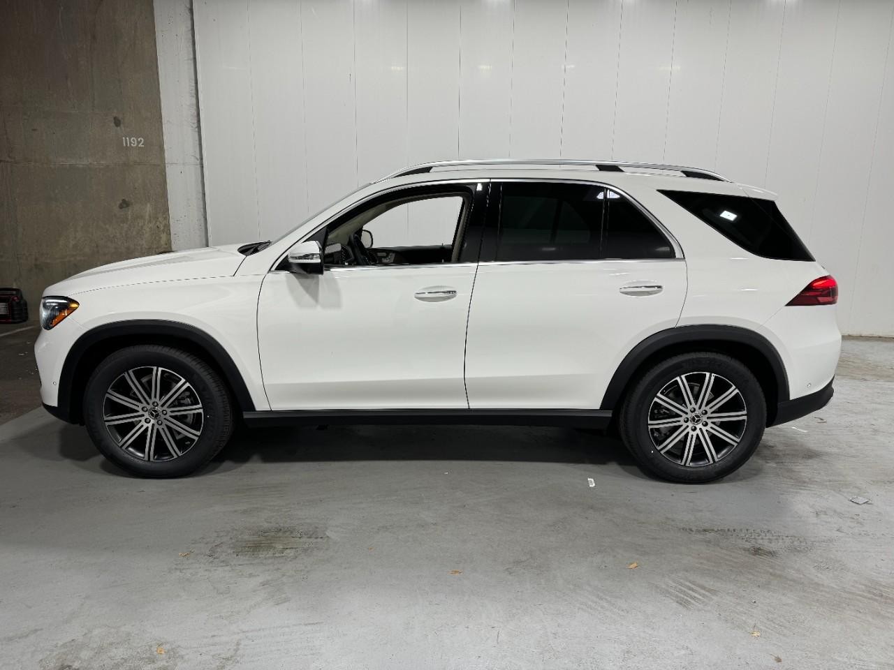 Mercedes-Benz GLE Vehicle Full-screen Gallery Image 2