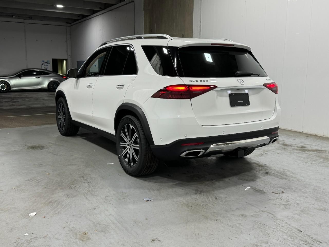 Mercedes-Benz GLE Vehicle Full-screen Gallery Image 3