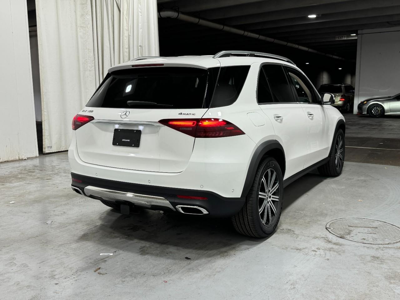 Mercedes-Benz GLE Vehicle Full-screen Gallery Image 4