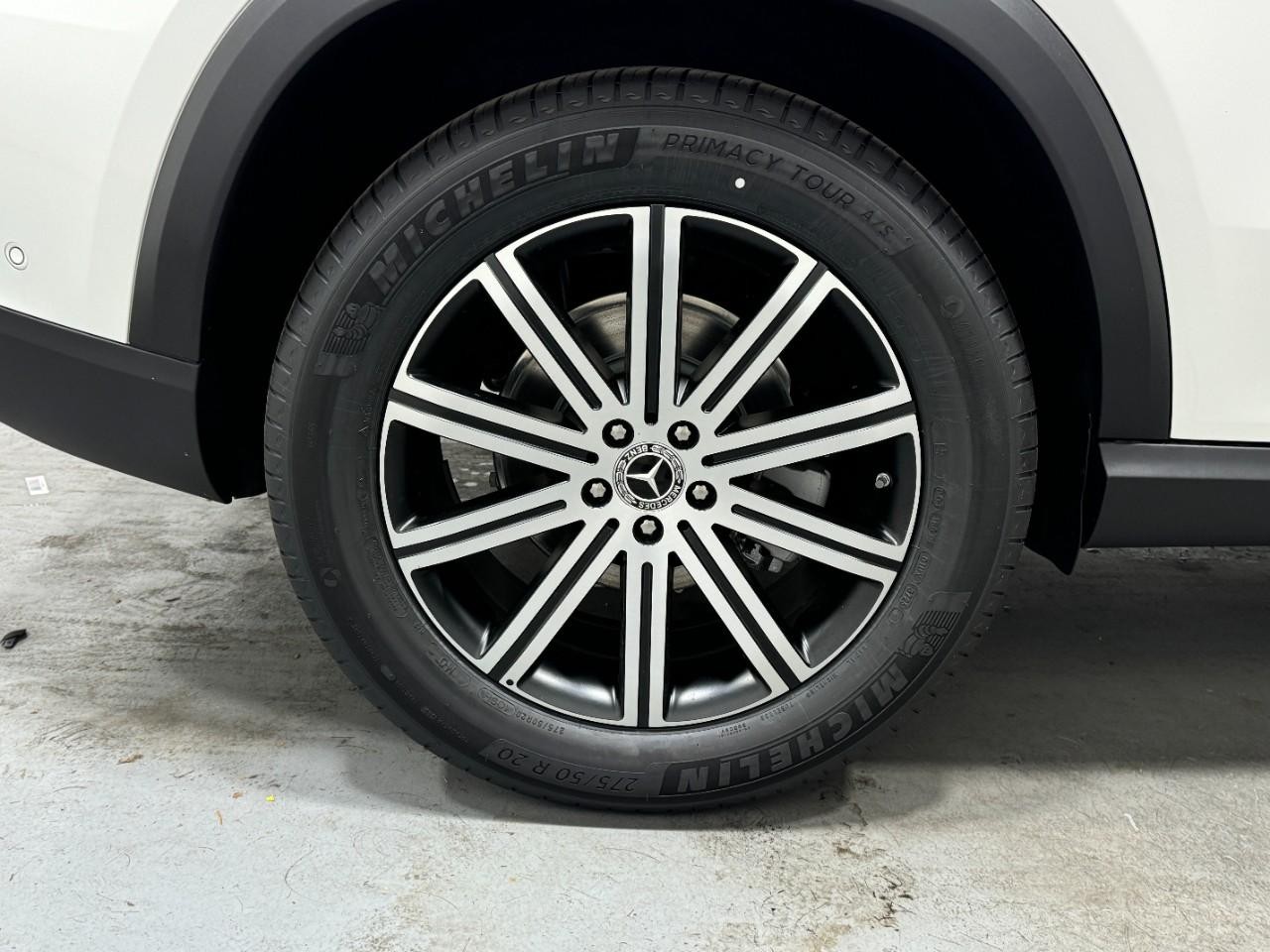 Mercedes-Benz GLE Vehicle Full-screen Gallery Image 5