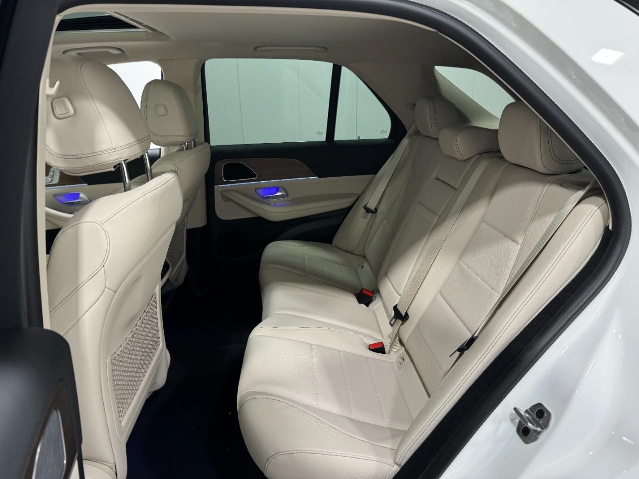 Mercedes-Benz GLE Vehicle Full-screen Gallery Image 8