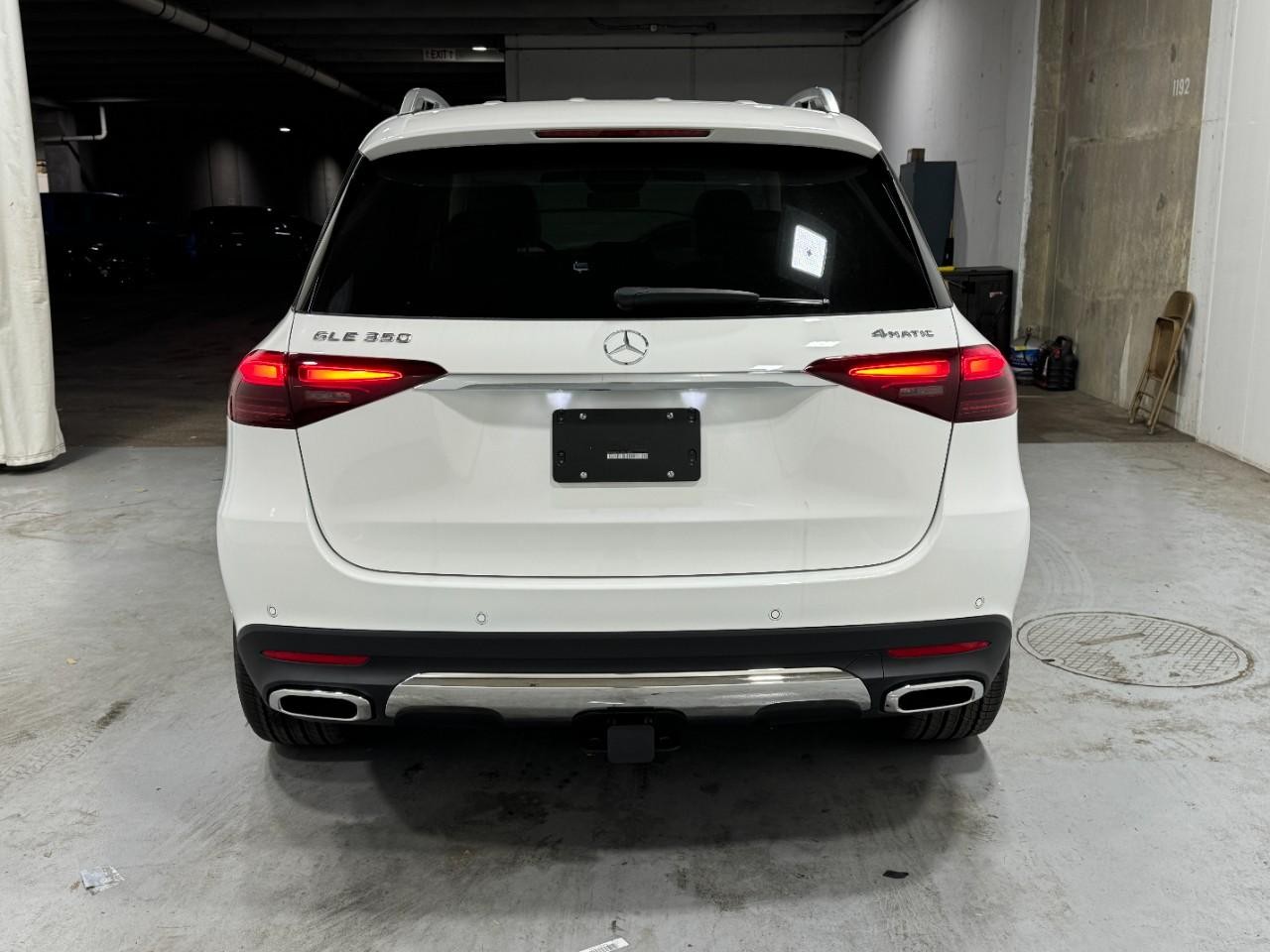 Mercedes-Benz GLE Vehicle Full-screen Gallery Image 9