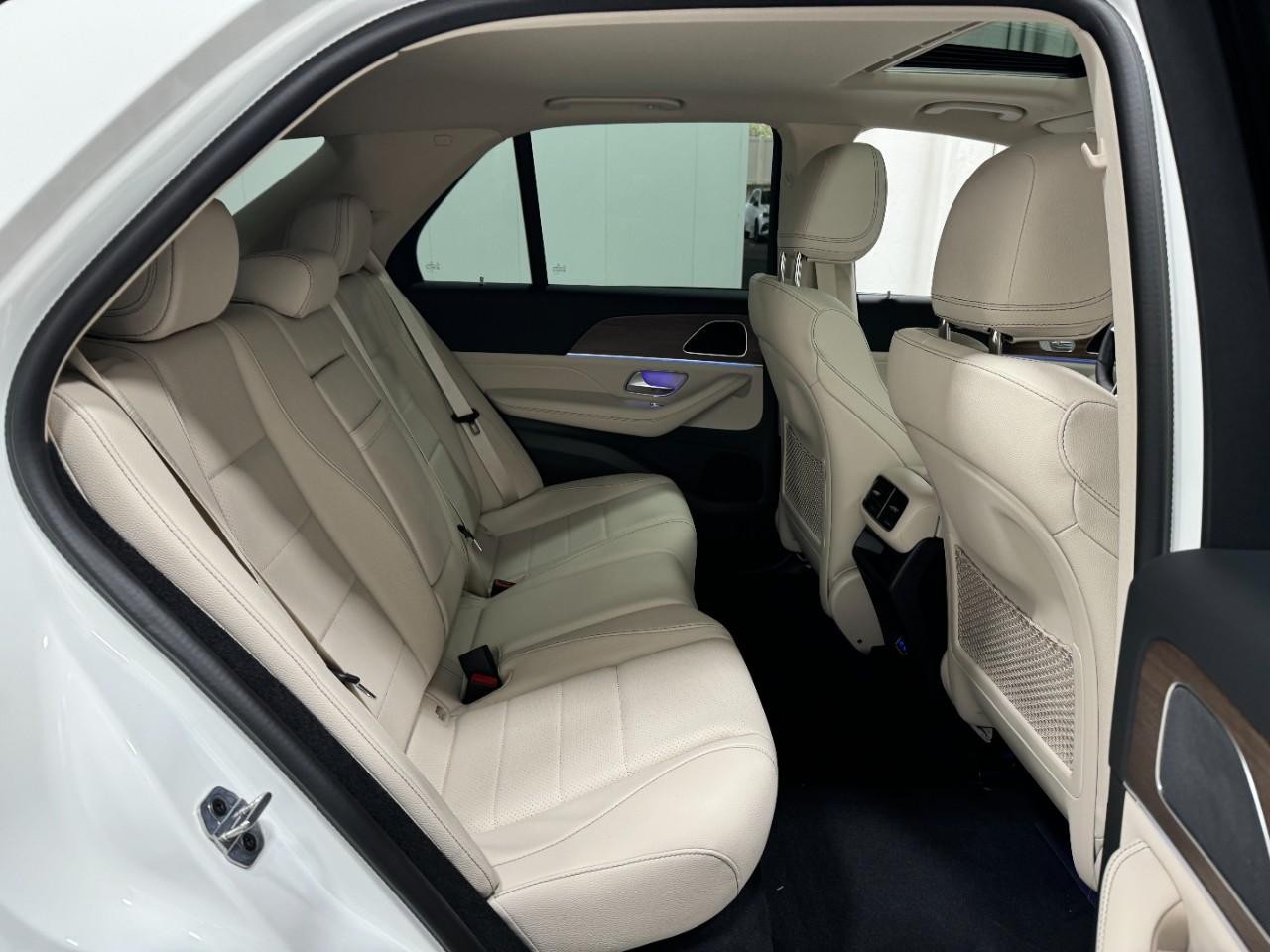 Mercedes-Benz GLE Vehicle Full-screen Gallery Image 10