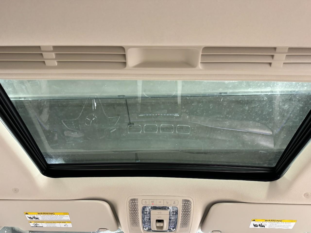 Mercedes-Benz GLE Vehicle Full-screen Gallery Image 11