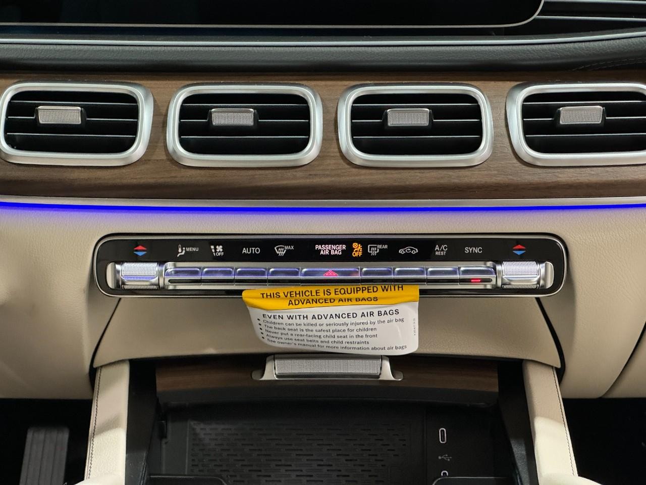 Mercedes-Benz GLE Vehicle Full-screen Gallery Image 15