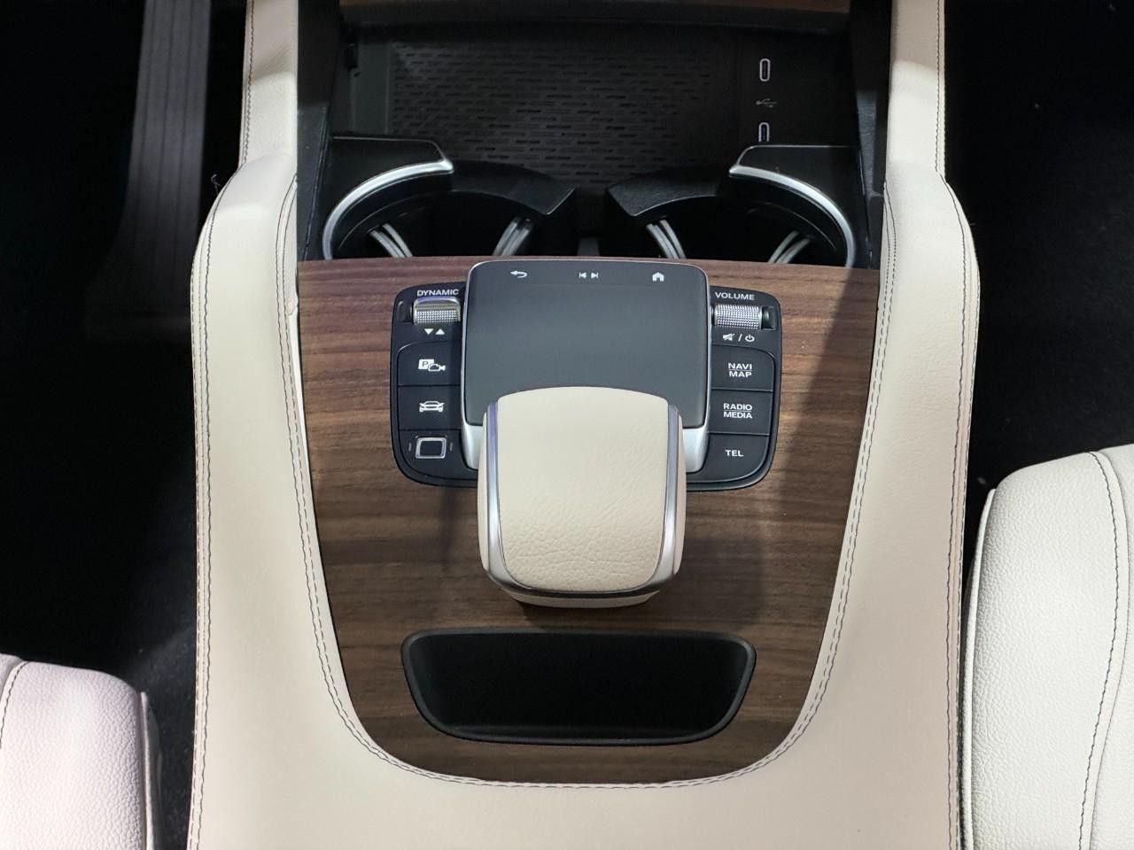 Mercedes-Benz GLE Vehicle Full-screen Gallery Image 16