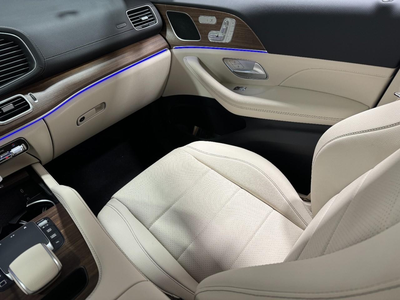 Mercedes-Benz GLE Vehicle Full-screen Gallery Image 17