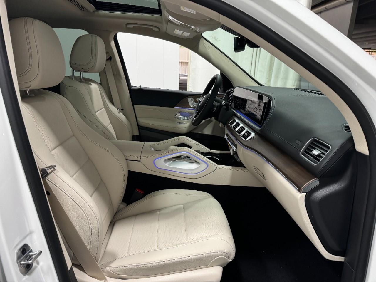 Mercedes-Benz GLE Vehicle Full-screen Gallery Image 18