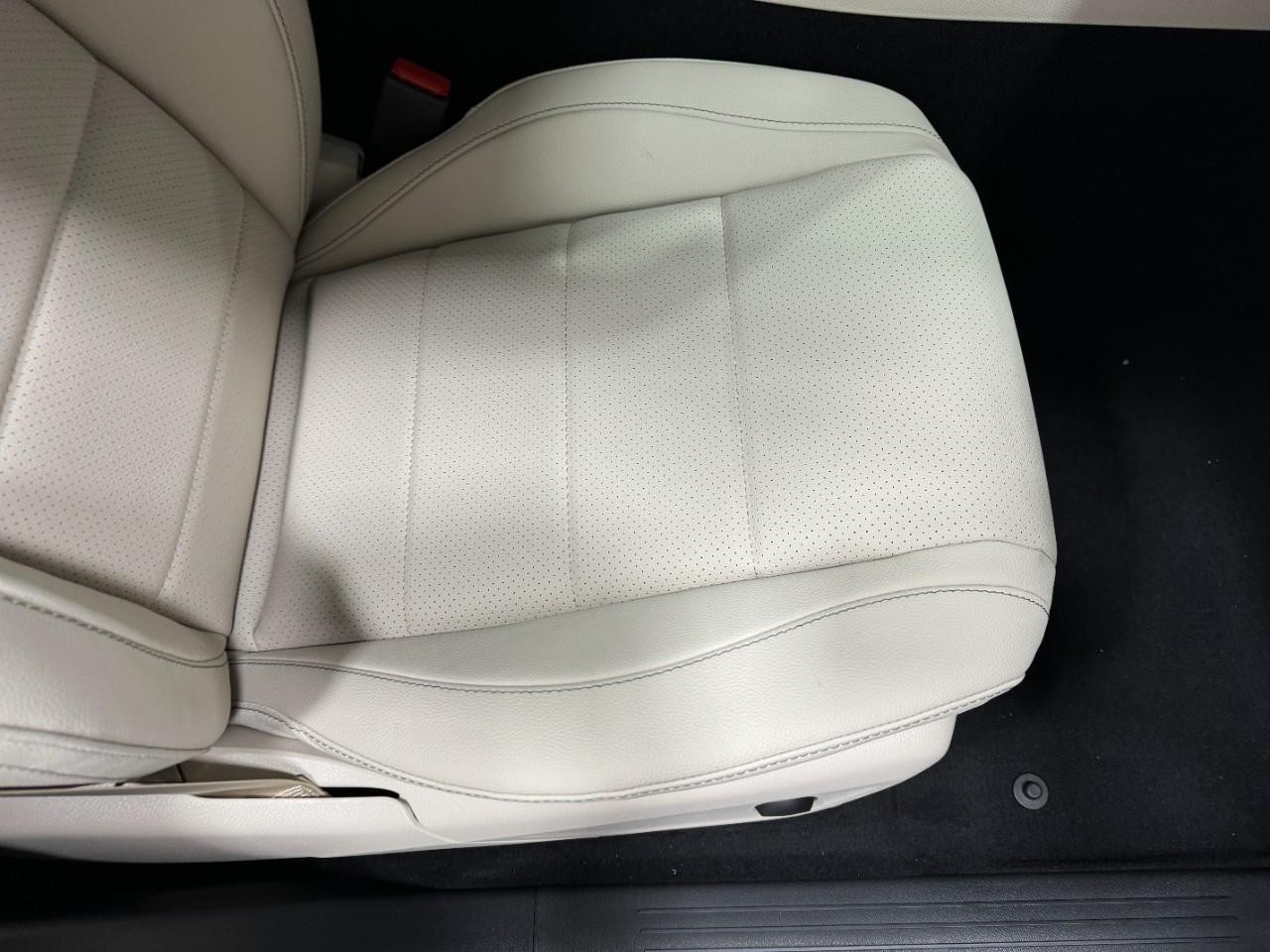 Mercedes-Benz GLE Vehicle Full-screen Gallery Image 19