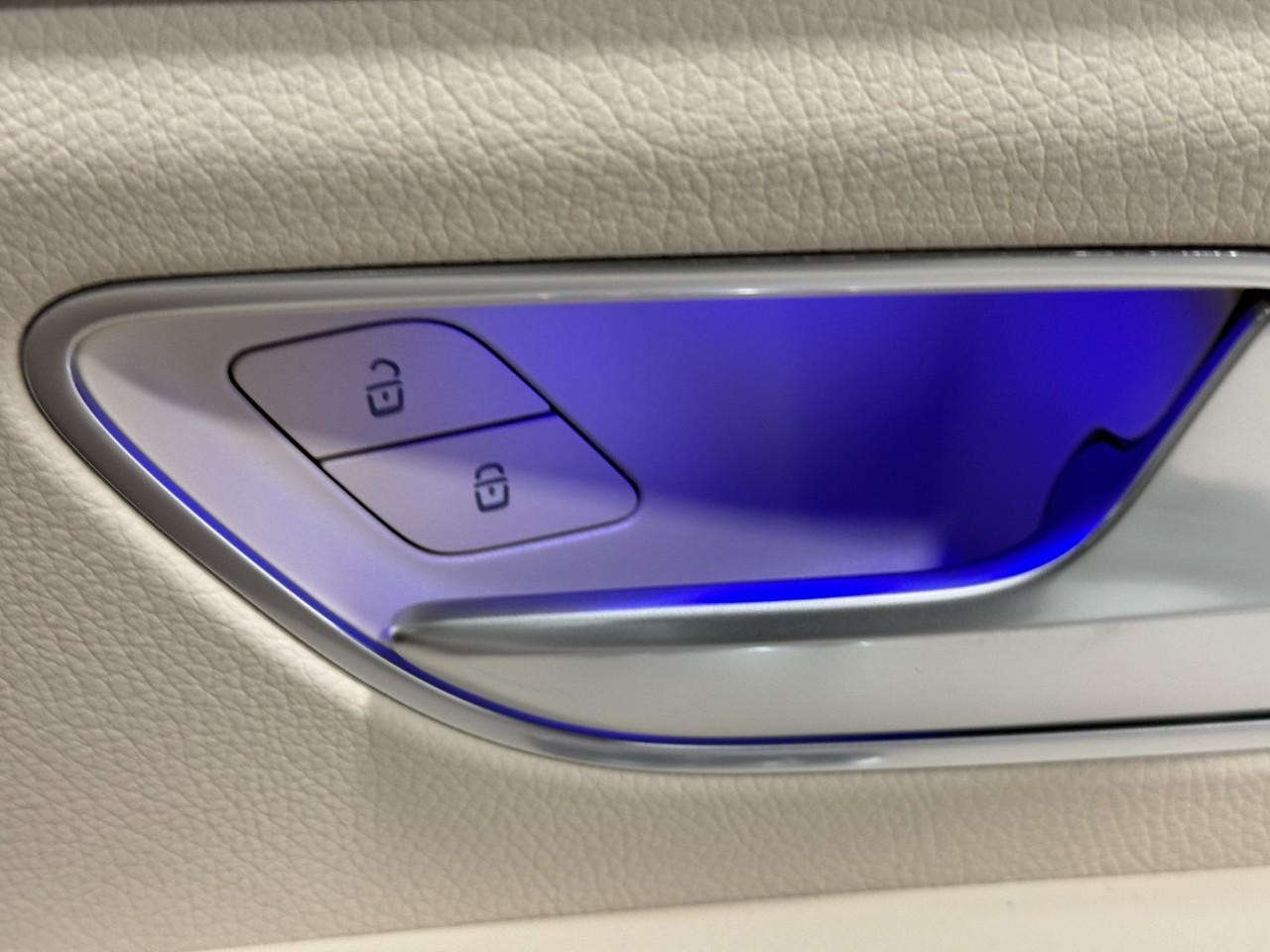 Mercedes-Benz GLE Vehicle Full-screen Gallery Image 22