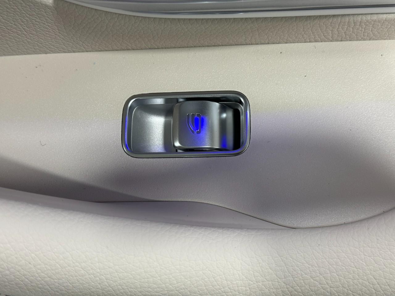 Mercedes-Benz GLE Vehicle Full-screen Gallery Image 23