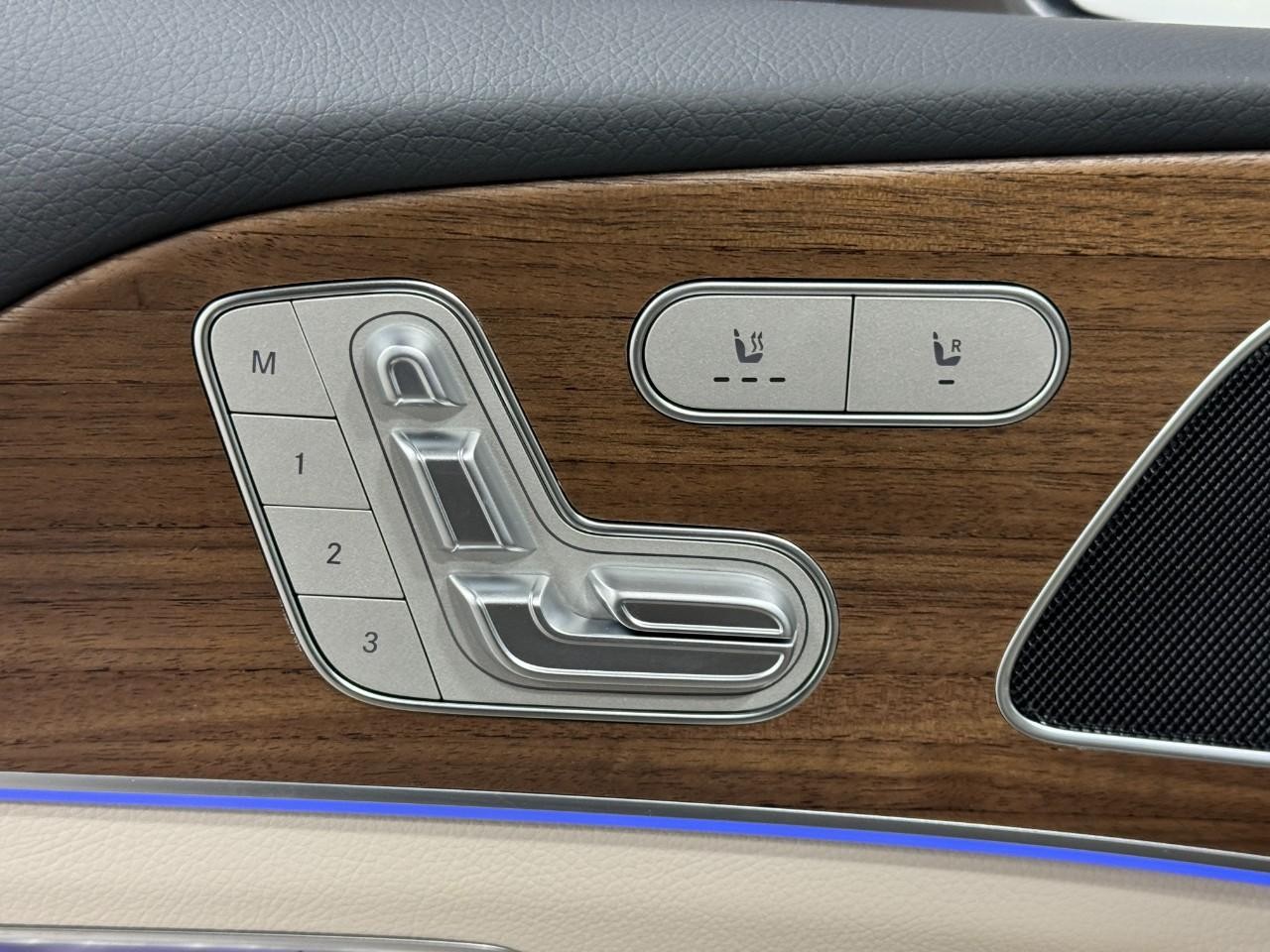 Mercedes-Benz GLE Vehicle Full-screen Gallery Image 24