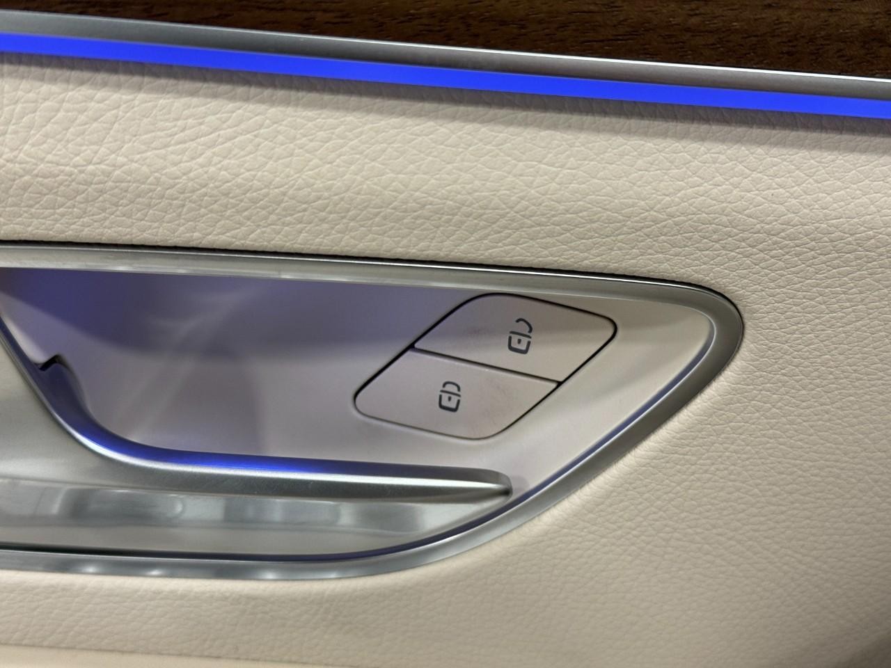 Mercedes-Benz GLE Vehicle Full-screen Gallery Image 25