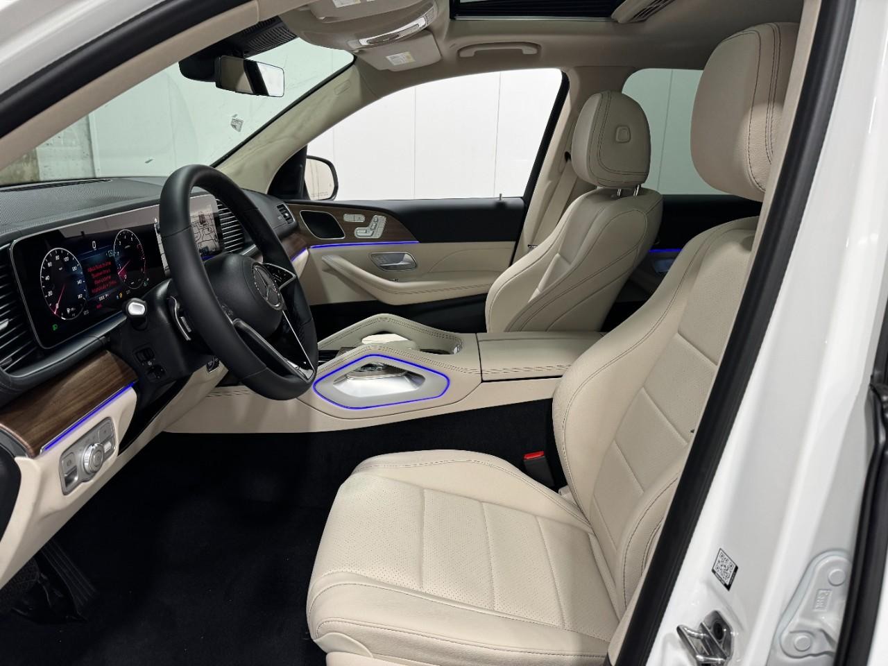 Mercedes-Benz GLE Vehicle Full-screen Gallery Image 28