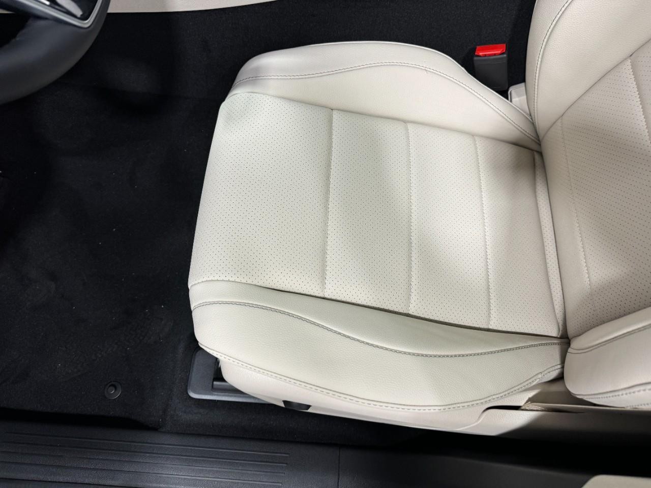 Mercedes-Benz GLE Vehicle Full-screen Gallery Image 29