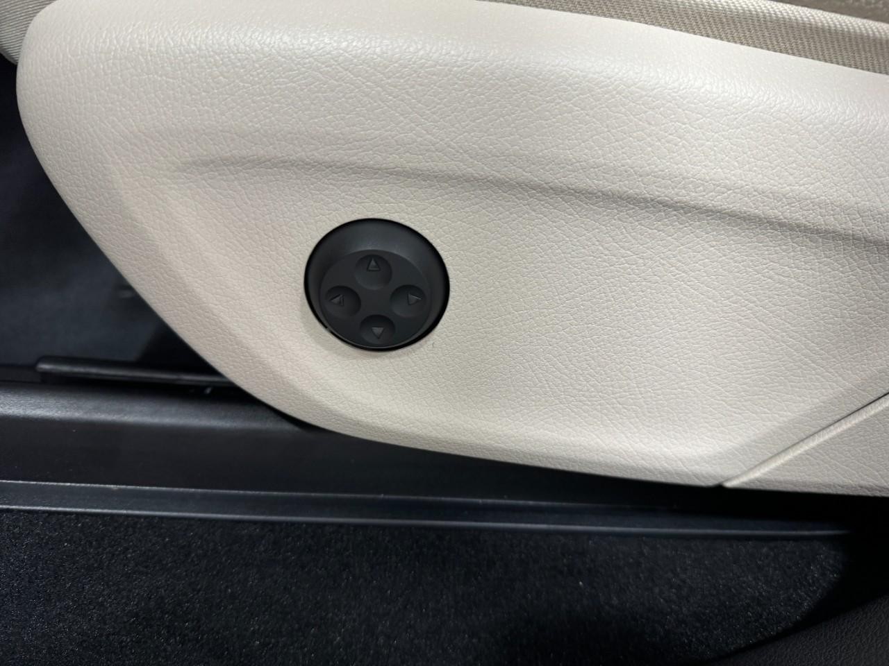 Mercedes-Benz GLE Vehicle Full-screen Gallery Image 30