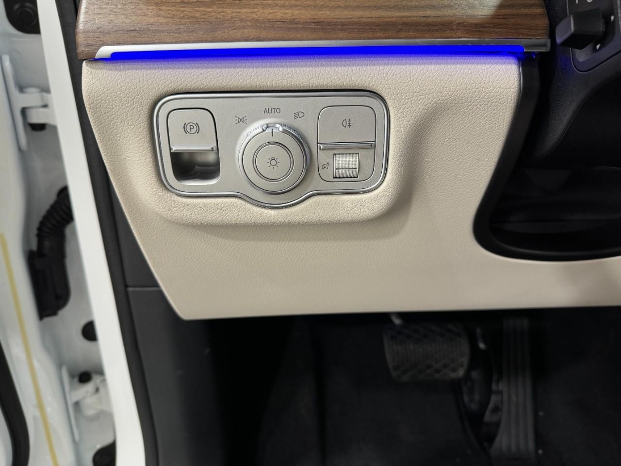 Mercedes-Benz GLE Vehicle Full-screen Gallery Image 31