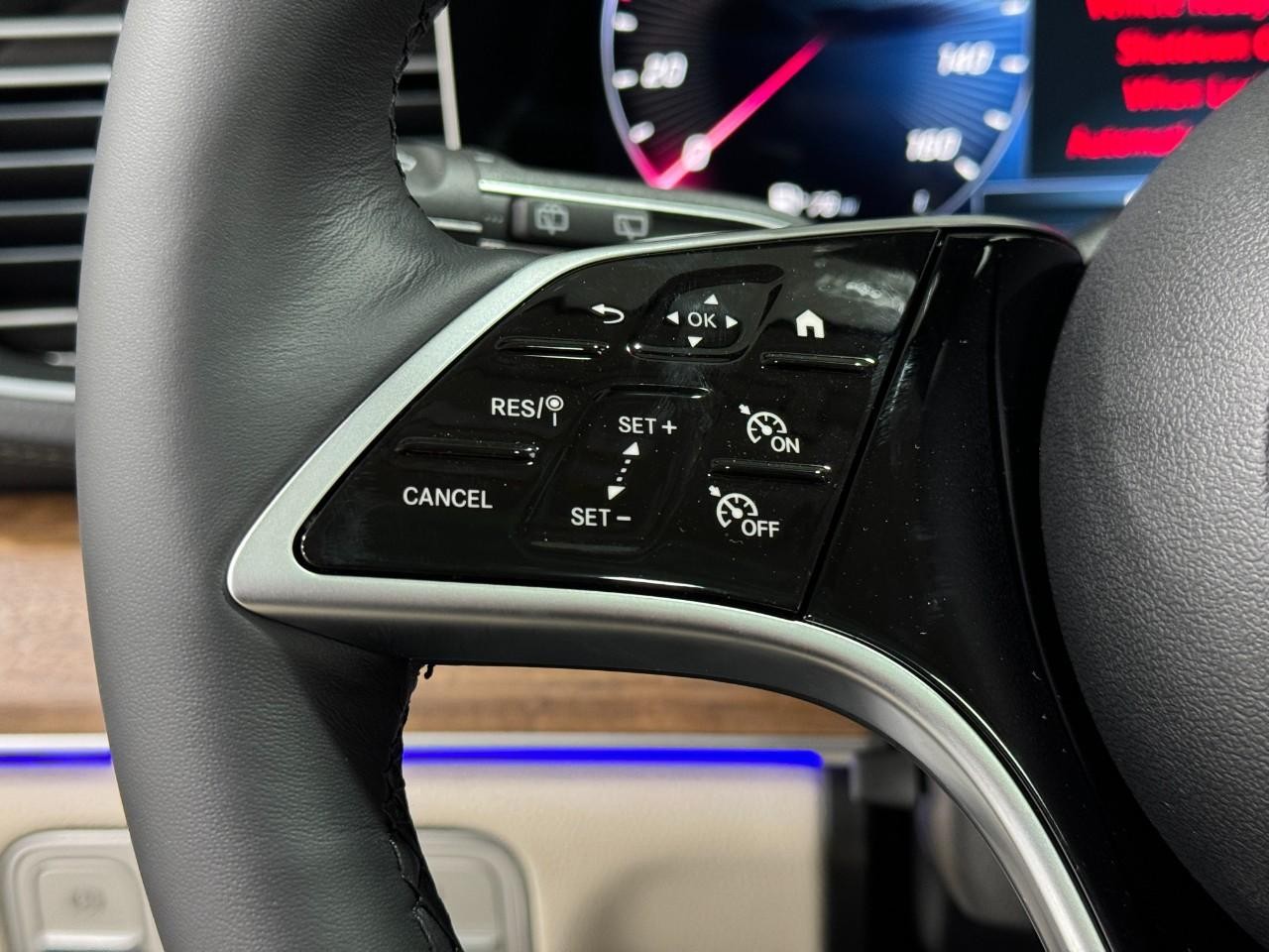 Mercedes-Benz GLE Vehicle Full-screen Gallery Image 32