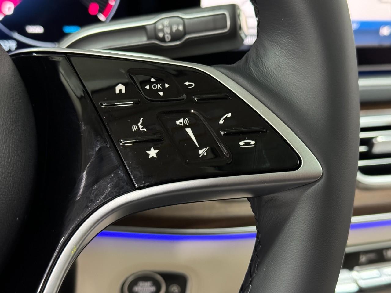 Mercedes-Benz GLE Vehicle Full-screen Gallery Image 33