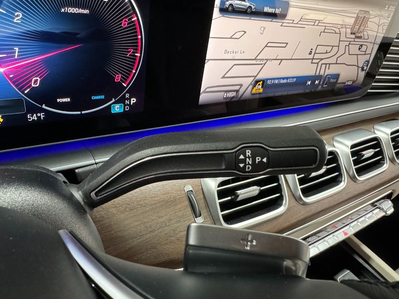 Mercedes-Benz GLE Vehicle Full-screen Gallery Image 35