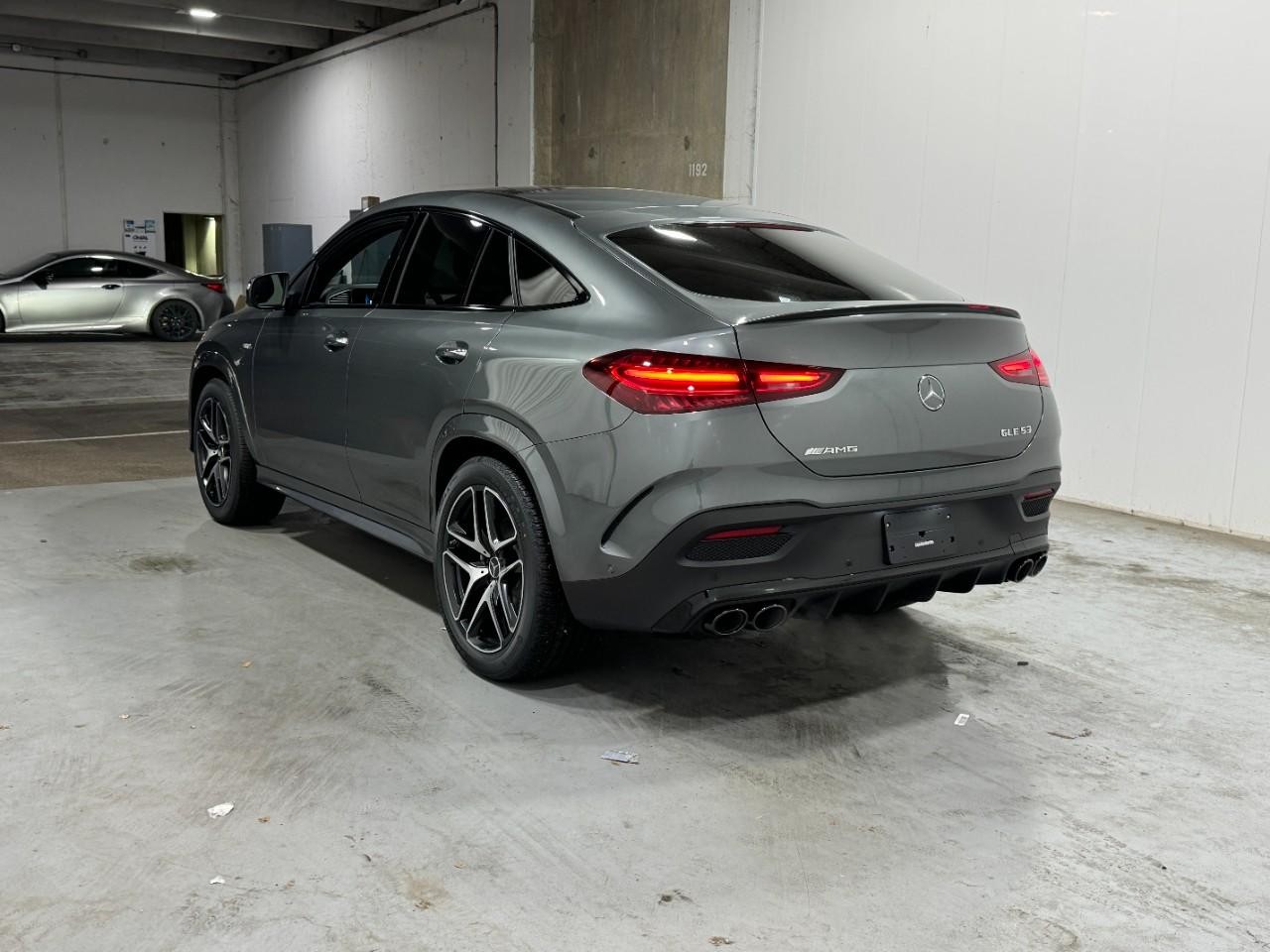 Mercedes-Benz GLE Vehicle Full-screen Gallery Image 3