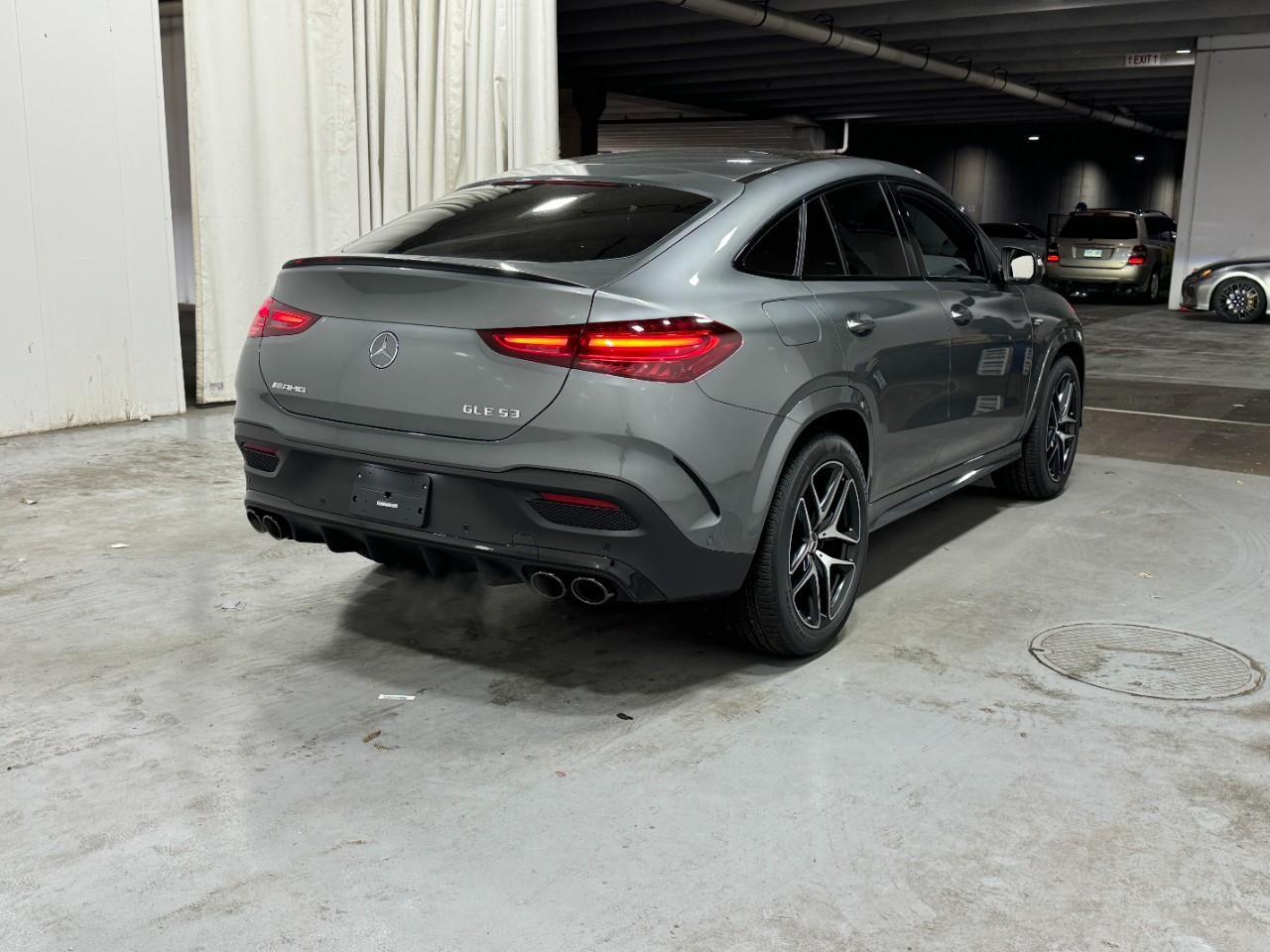 Mercedes-Benz GLE Vehicle Full-screen Gallery Image 4