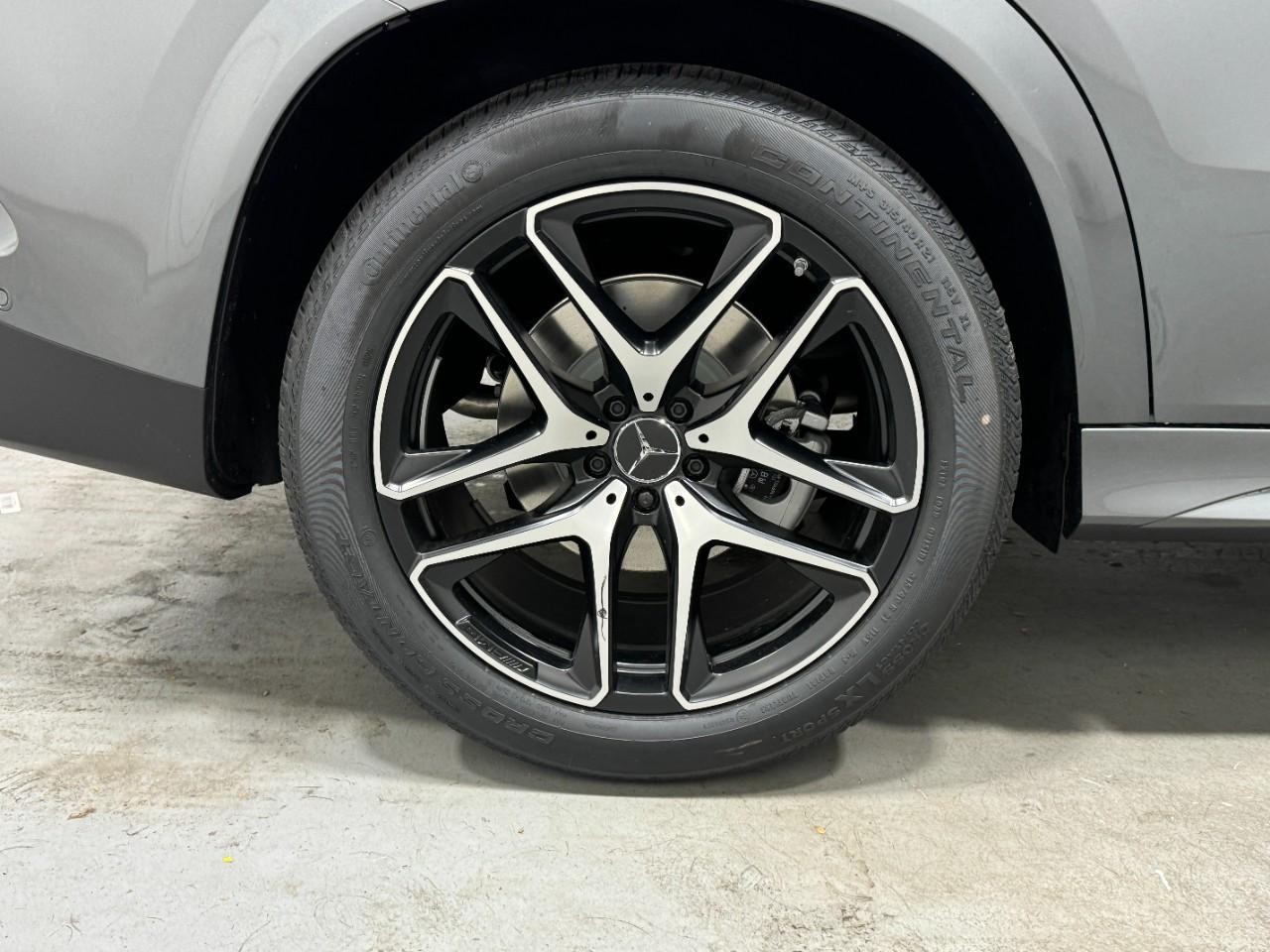 Mercedes-Benz GLE Vehicle Full-screen Gallery Image 5