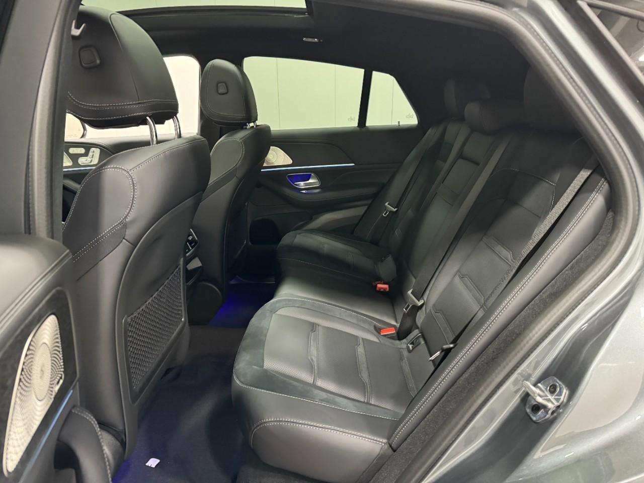 Mercedes-Benz GLE Vehicle Full-screen Gallery Image 8