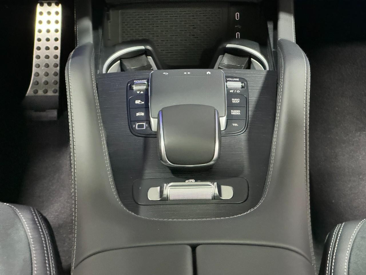 Mercedes-Benz GLE Vehicle Full-screen Gallery Image 16