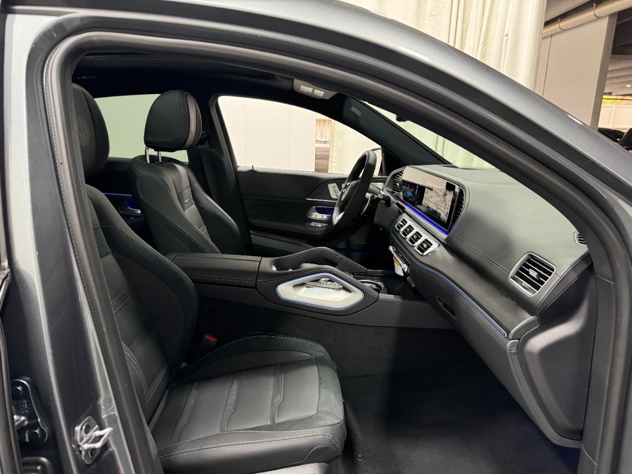 Mercedes-Benz GLE Vehicle Full-screen Gallery Image 18